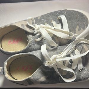 Camo size 9.5 Womens